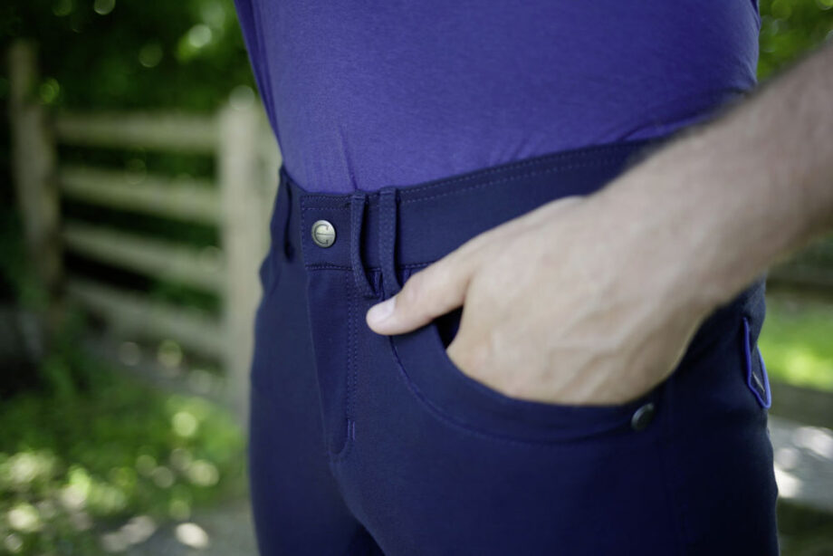 Twój Koń Bryczesy TECHNO Covalliero męskie Wyjątkowo atrakcyjne bryczesy z mikrowłókien i bawełny zapewniające perfekcyjny komfort noszenia. Kontrastowe szwy i wypustki umieszczone na kieszeniach na pośladkach nadają spodniom Techno wyjątkowy charakter. Naturalnie ten model spodni, jak to ma miejsce w przypadku wszystkich pełnowartościowych bryczesów, wyposażony jest w elastyczną tekstylną skórę obejmującą obszar całego obszycia. Nogawki zakończone materiałem „ElastoSoft” sprawiają, że spodnie leżą doskonale, bez uciążliwego ucisku. Pozostałe właściwości produktu: • całkowite obszycie • nogawki zakończone materiałem ElastoSoft • dwie wsuwane kieszenie z przodu • podkreślające kształt figury • elastyczne w 4 kierunkach • łatwa pielęgnacja i możliwość prania w pralce w temperaturze 30 °C Skład: Materiał: 68 % (Micro) poliester 22 % bawełna 10 % elastan Lej: 60 % poliamid 40 % poliuretan Zakończenie nogawki z materiału ElastoSoft: 100 % poliester