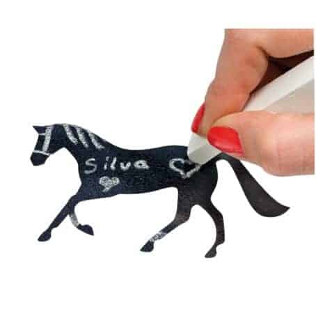 Twój Koń Naklejki do pisania HR z końmi <ul> <li>oryginalna ozdoba nie tylko końskiego boksu</li> <li>zestaw czarnych naklejek zawiera dużą naklejkę końskiej głowy i dodatkowo kilka mniejszych</li> <li>na naklejce można pisać i czyścić ją zupełnie jak tablicę</li> </ul>