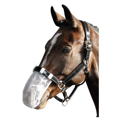 Twój Koń Maska na chrapy chroniąca przed promieniowaniem UV Harry's Horse Maska wykonana z poliestru, tworzy wygodną dla konia siatkę chroniącą jego chrapy/ nos przed natrętnymi owadami, pyłkami oraz innymi substancjami, które mogą podrażnić te okolice. Maska jest anatomicznie ukształtowana. W żaden sposób nie utrudnia koniowi oddychania. Zapinana na solidne rzepy, które mocuje się do nachrapnika. Dodatkowo zapewnia ochronę przed promieniowaniem UV. Rozmiar: uniwersalny Kolor: biały
