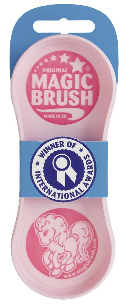 Twój Koń Magic Brush Soft PINK PONY Nowa szczotka od Magic Brush! Wersja LIMITOWANA- Pony Pink! <ul> <li>Szczotka ze słodkim nadrukiem w postaci kucyka.</li> <li>Nowa wersja MagicBrush – Soft</li> <li>Bardzo delikatna, miękka szczotka od Magic Brush.</li> <li>Idealnie sprawdzi się przy czyszczeniu głowy.</li> <li>Delikatny masaż podczas stosowania na pewno sprawi dużą przyjemność Twojemu zwierzakowi.</li> <li>Konie o delikatnej skórze bardzo dobrze znoszą czyszczenie tymi miękkimi włoskami.</li> <li>Specjalna struktura i kształt włosia został stworzony tak by jednocześnie czyścić i masować.</li> <li>Szczotka dzięki swojej budowie nadają się do czyszczenia również nóg, kopyt, a nawet świetnie sprawdza jako ściągaczka do wody.</li> <li>Genialnie usuwa sierść w czapraków i derek.</li> <li>Szczotkę można prac w pralce.</li> </ul> <strong>MagicBrush – simply bright!</strong>