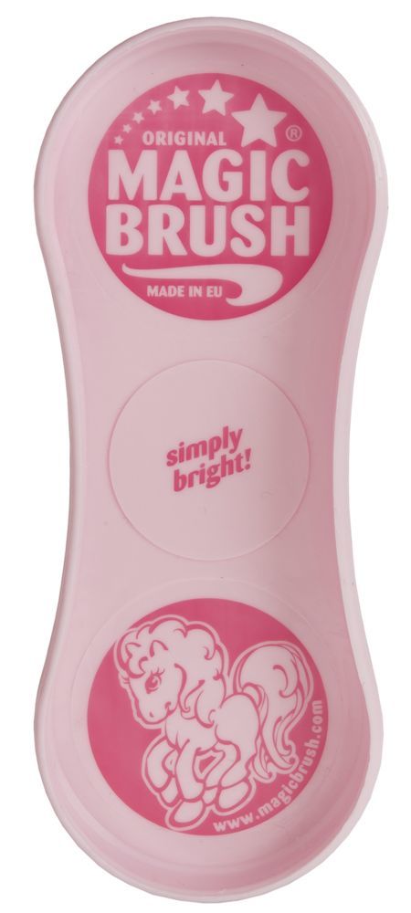 Twój Koń Magic Brush Soft PINK PONY Nowa szczotka od Magic Brush! Wersja LIMITOWANA- Pony Pink! <ul> <li>Szczotka ze słodkim nadrukiem w postaci kucyka.</li> <li>Nowa wersja MagicBrush – Soft</li> <li>Bardzo delikatna, miękka szczotka od Magic Brush.</li> <li>Idealnie sprawdzi się przy czyszczeniu głowy.</li> <li>Delikatny masaż podczas stosowania na pewno sprawi dużą przyjemność Twojemu zwierzakowi.</li> <li>Konie o delikatnej skórze bardzo dobrze znoszą czyszczenie tymi miękkimi włoskami.</li> <li>Specjalna struktura i kształt włosia został stworzony tak by jednocześnie czyścić i masować.</li> <li>Szczotka dzięki swojej budowie nadają się do czyszczenia również nóg, kopyt, a nawet świetnie sprawdza jako ściągaczka do wody.</li> <li>Genialnie usuwa sierść w czapraków i derek.</li> <li>Szczotkę można prac w pralce.</li> </ul> <strong>MagicBrush – simply bright!</strong>